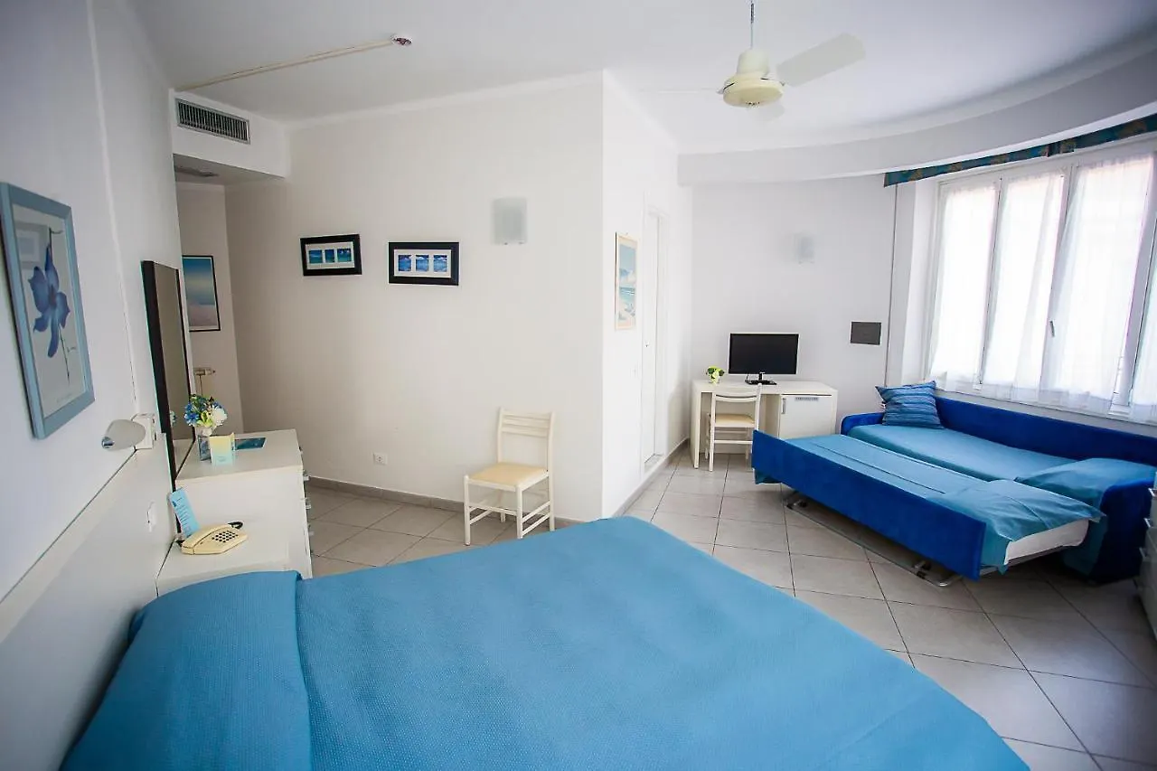 Hotel Nuovo Al Mare アラッシオ 3*,